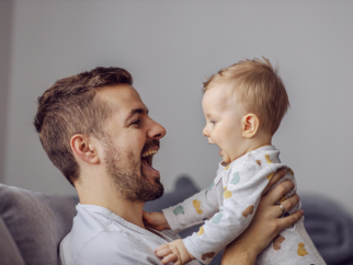 Le rôle du père dans l'allaitement : comment soutenir sa compagne et créer un lien fort avec son bébé ? 